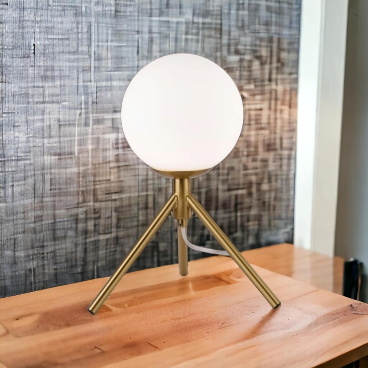 Lampada da Tavolo Minimalista Dorata con sfera in Vetro Bianco Design Elegante per Illuminare e Decorare Spazi Interni Adatta a Comodini Scrivanie e Tavolini Altezza 30 cm 1 sfera con treppiede