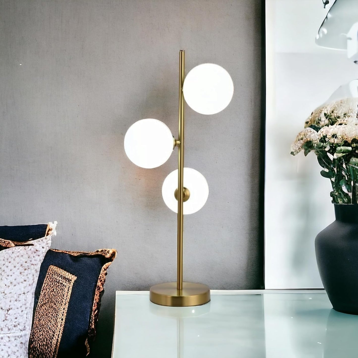 Lampada da Tavolo Minimalista con 3 Sfere in Vetro Bianco opalino Design Elegante per Illuminare e Decorare Spazi Interni Adatta a Comodini Scrivanie e Tavolini Altezza 61 cm