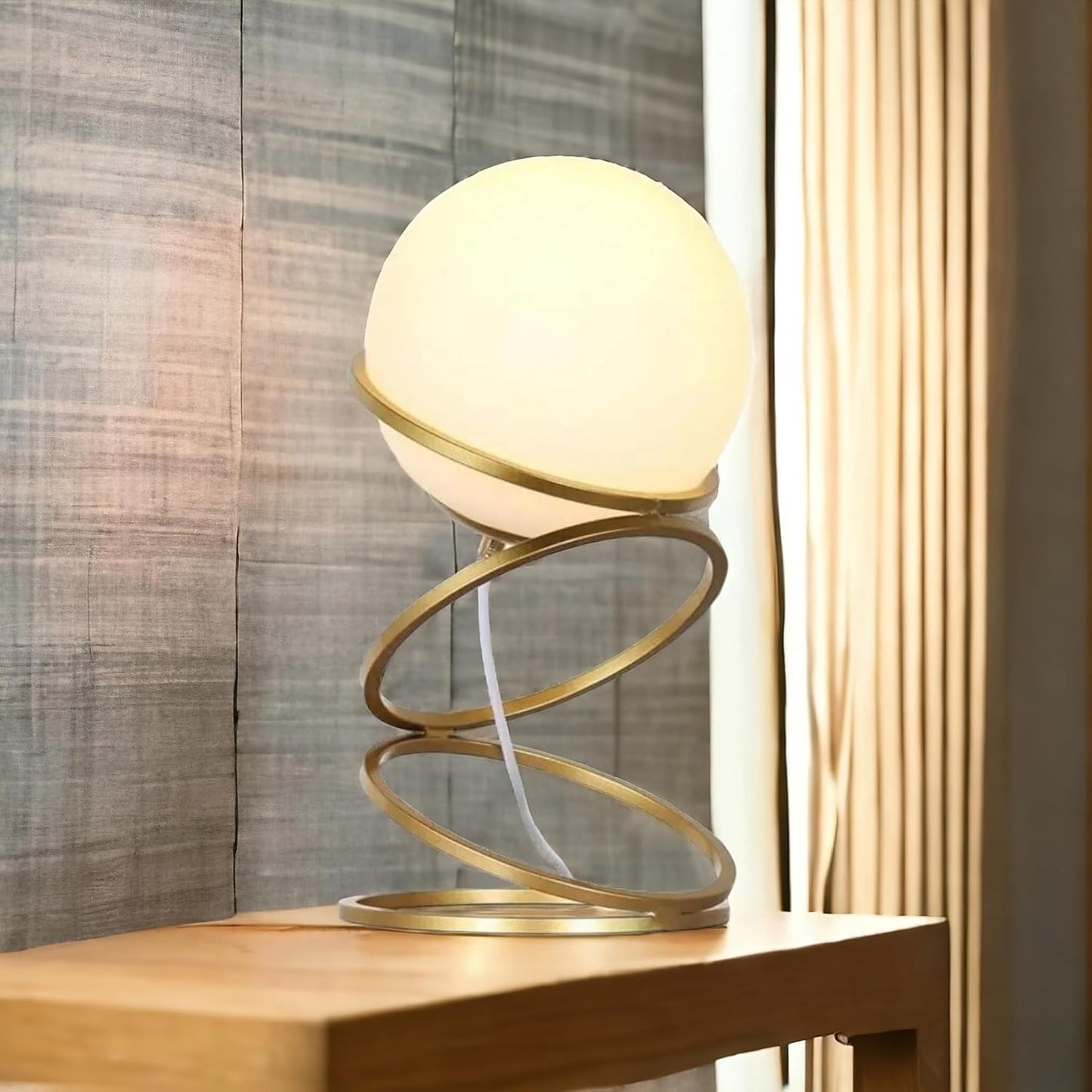 Lampada da Tavolo Moderna con Paralume Sferico in Vetro e Struttura in Metallo Oro, Design a 4 Anelli, Attacco G9, 28x15 cm per Comodino, Scrivania e Salotto – Solo per Interni