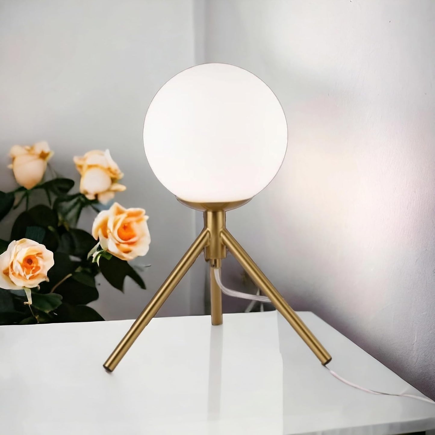Lampada da Tavolo Minimalista Dorata con sfera in Vetro Bianco Design Elegante per Illuminare e Decorare Spazi Interni Adatta a Comodini Scrivanie e Tavolini Altezza 30 cm 1 sfera con treppiede