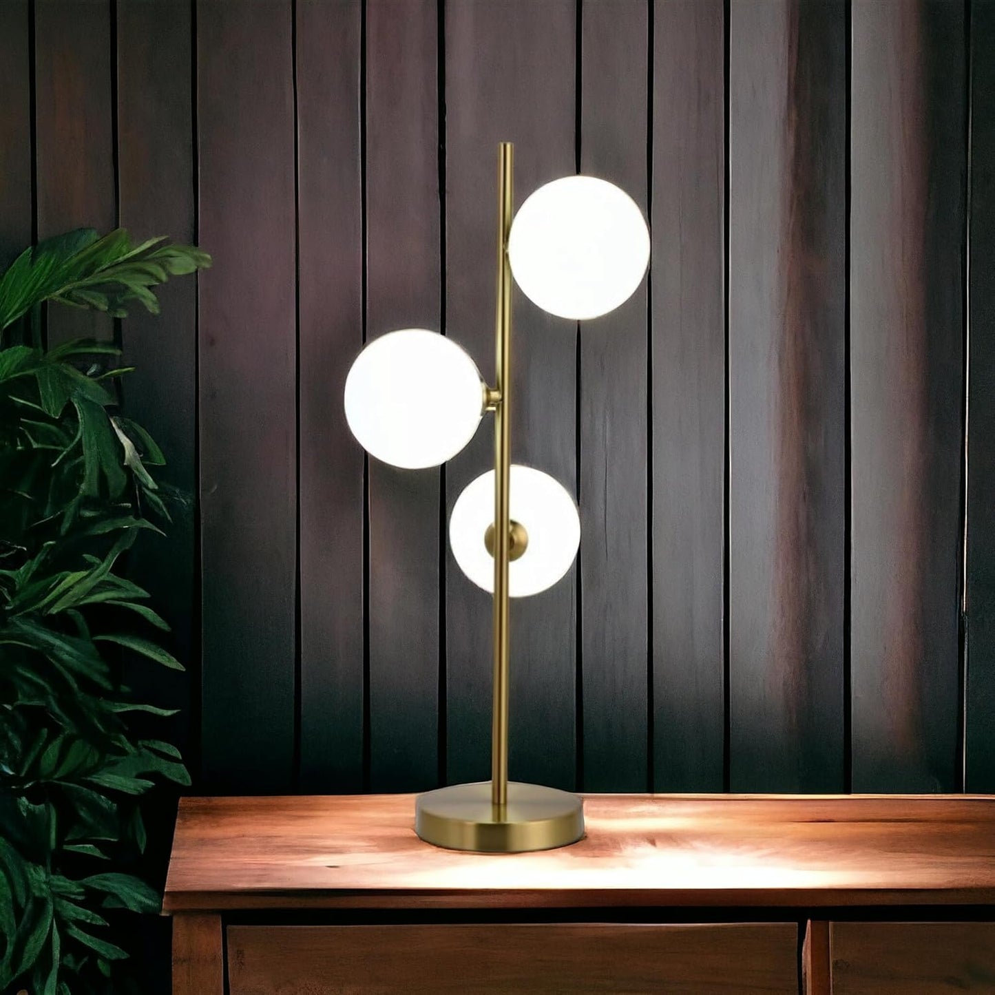 Lampada da Tavolo Minimalista con 3 Sfere in Vetro Bianco opalino Design Elegante per Illuminare e Decorare Spazi Interni Adatta a Comodini Scrivanie e Tavolini Altezza 61 cm