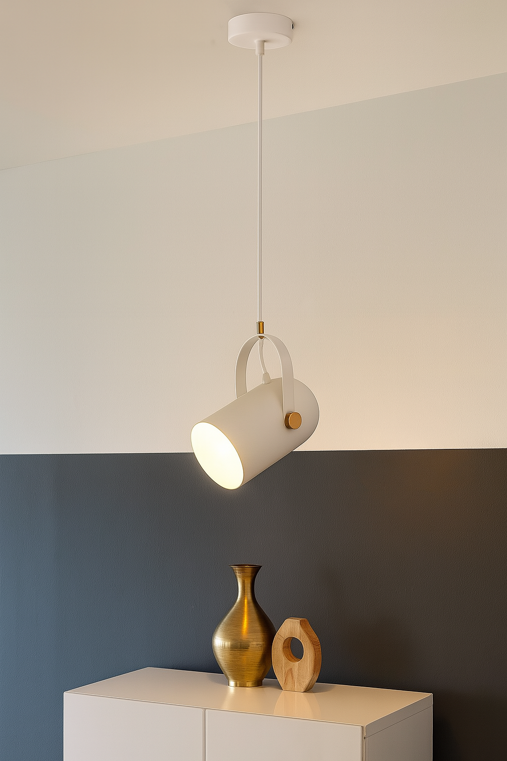 Lampada a Sospensione Orientabile in Metallo – Design Moderno con Dettagli Dorati – Disponibile in Bianco o Nero