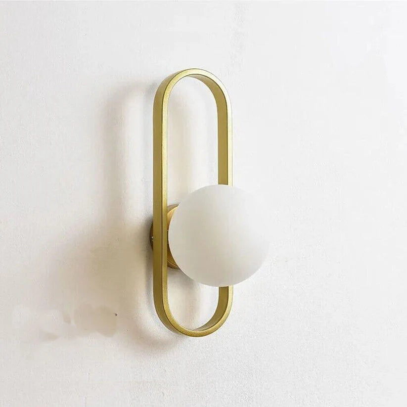 Applique da Parete Moderna, Struttura in Metallo Dorato con Globo di Vetro Opalino, Attacco per Lampadina G9 (Non Inclusa), Lampada da Muro per Soggiorno, Camera da Letto, Corridoio