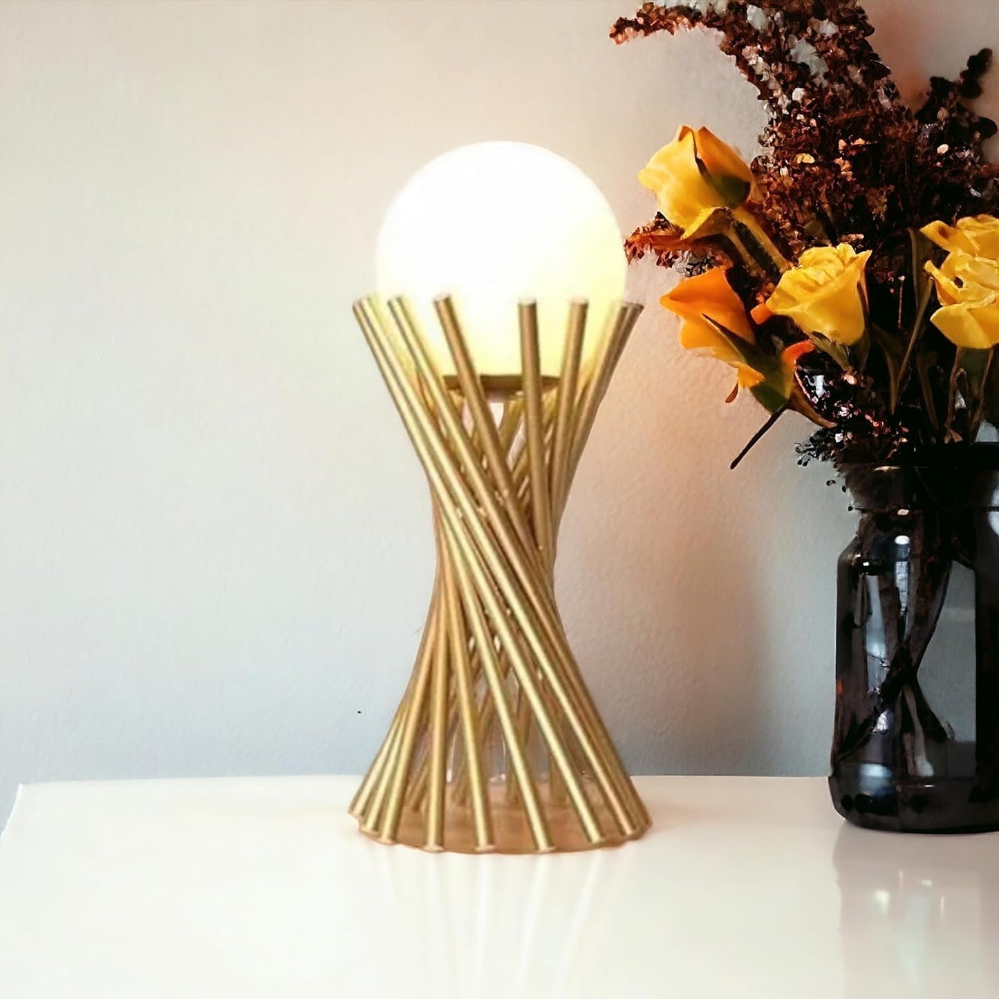 Lampada da Tavolo Minimalista dorata con Sfera in Vetro Bianco Design Elegante per Illuminare e Decorare Spazi Interni Adatta a Comodini Scrivanie e Tavolini Altezza 36 cm