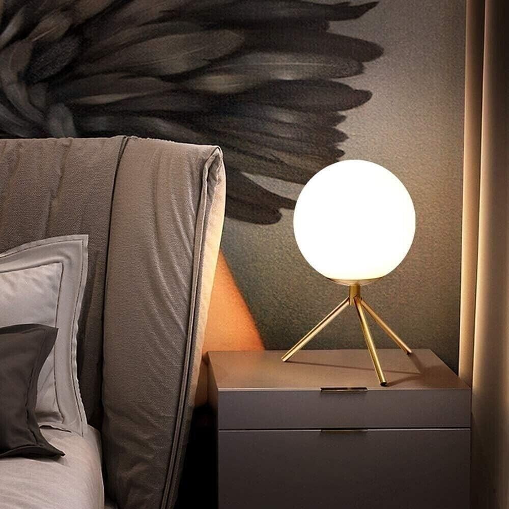 Lampada da Tavolo Minimalista Dorata con sfera in Vetro Bianco Design Elegante per Illuminare e Decorare Spazi Interni Adatta a Comodini Scrivanie e Tavolini Altezza 30 cm 1 sfera con treppiede