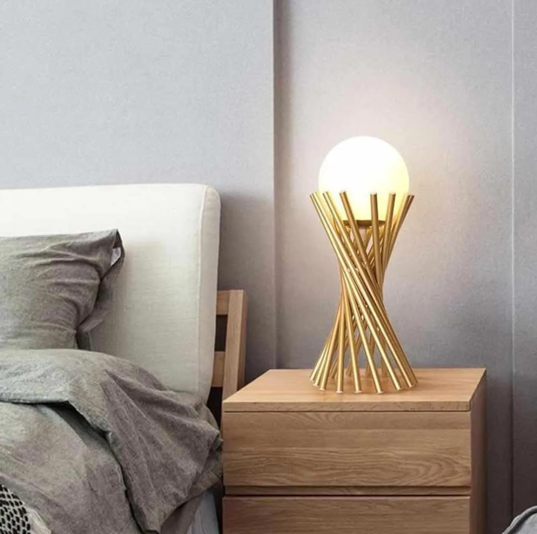 Lampada da Tavolo Minimalista dorata con Sfera in Vetro Bianco Design Elegante per Illuminare e Decorare Spazi Interni Adatta a Comodini Scrivanie e Tavolini Altezza 36 cm