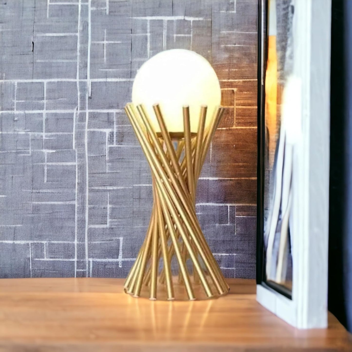 Lampada da Tavolo Minimalista dorata con Sfera in Vetro Bianco Design Elegante per Illuminare e Decorare Spazi Interni Adatta a Comodini Scrivanie e Tavolini Altezza 36 cm