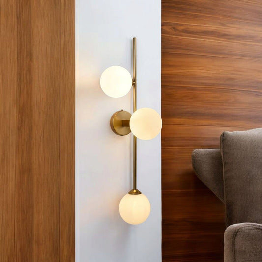 Applique da Parete Moderna, attacco G9, Struttura in Metallo Dorato e 3 Sfere in Vetro Bianco, Design Elegante Minimal per Interni, IP20