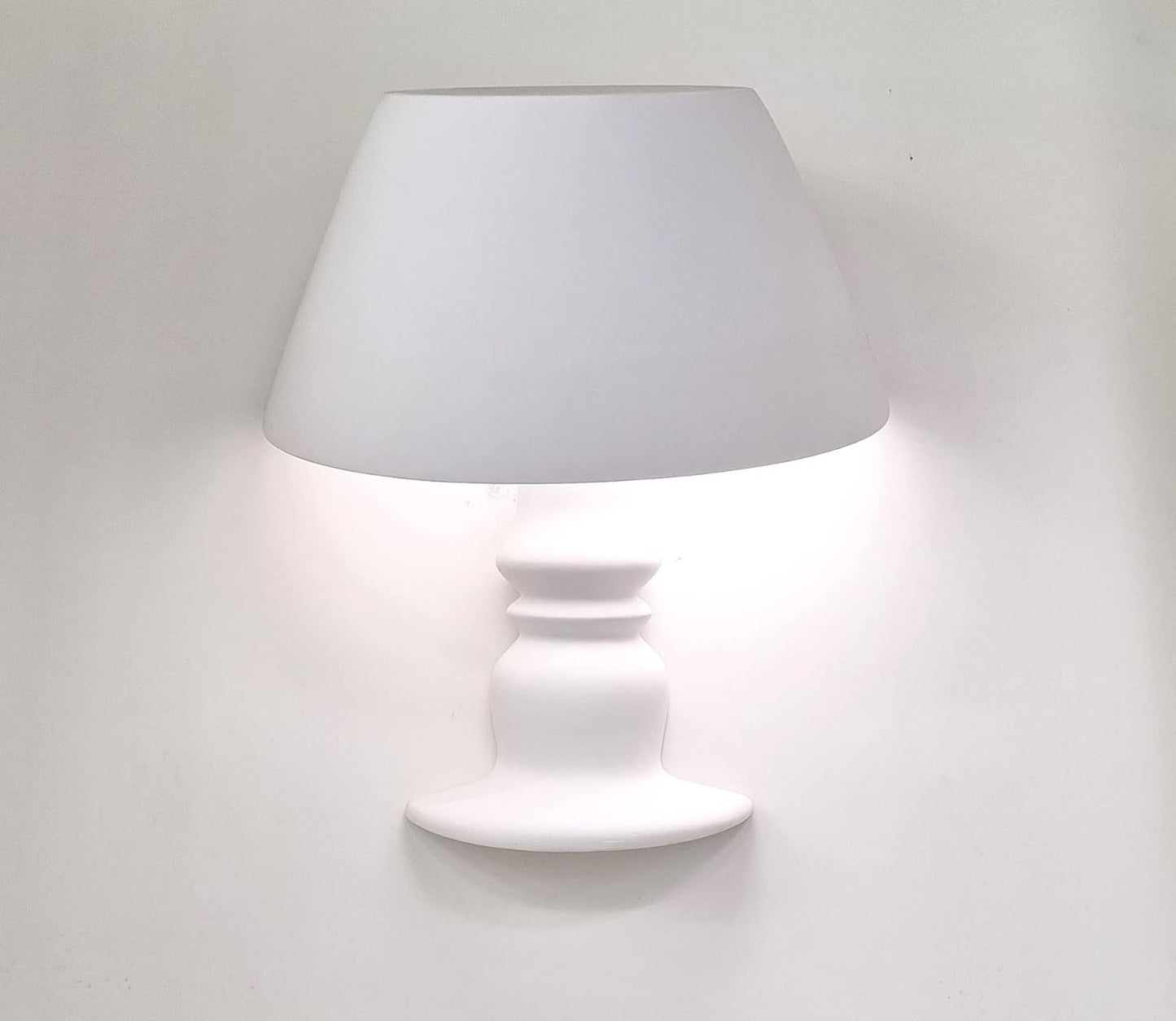 Applique da Parete in Gesso Verniciabile Bianco, Design a Forma di Lampada da Tavolo, Attacco E14, 30x12x14 cm, Stile Moderno per Interni Casa e Locali