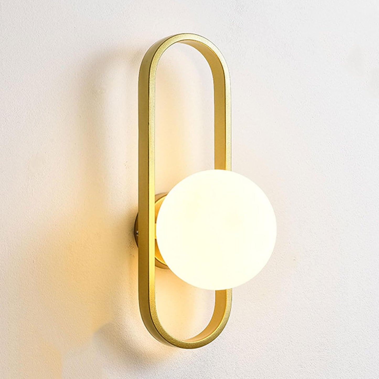 Applique da Parete Moderna, Struttura in Metallo Dorato con Globo di Vetro Opalino, Attacco per Lampadina G9 (Non Inclusa), Lampada da Muro per Soggiorno, Camera da Letto, Corridoio