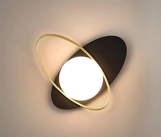 Applique LED da Parete con Attacco G9, Design Minimal, Metallo Nero e Oro, Sfera Acrilica Bianca opalina, Ideale per Camera da Letto, Soggiorno, Corridoio
