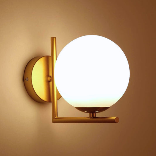 Applique da parete moderna in metallo satinato oro, paralume sfera in vetro opalino, attacco G9, lampadina non inclusa