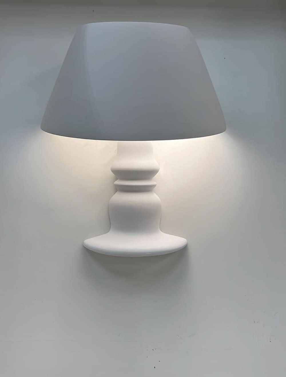 Applique da Parete in Gesso Verniciabile Bianco, Design a Forma di Lampada da Tavolo, Attacco E14, 30x12x14 cm, Stile Moderno per Interni Casa e Locali