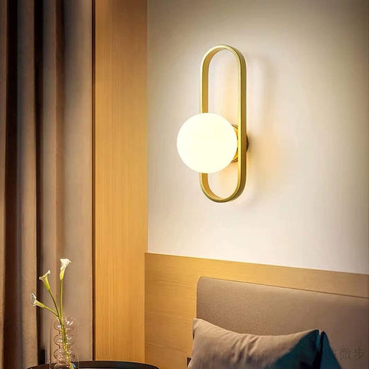 Applique da Parete Moderna, Struttura in Metallo Dorato con Globo di Vetro Opalino, Attacco per Lampadina G9 (Non Inclusa), Lampada da Muro per Soggiorno, Camera da Letto, Corridoio