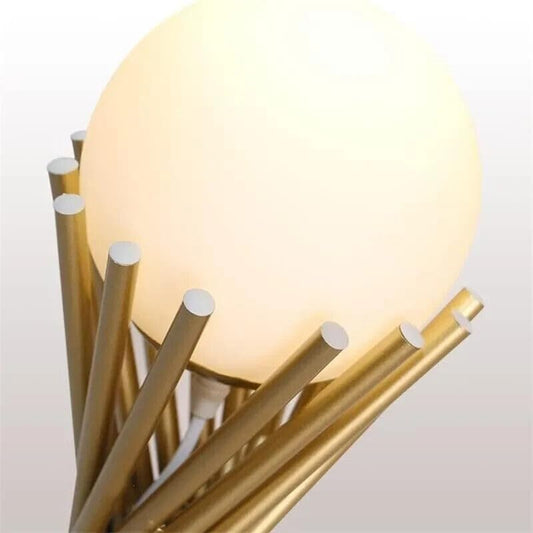 Lampada da Tavolo Minimalista dorata con Sfera in Vetro Bianco Design Elegante per Illuminare e Decorare Spazi Interni Adatta a Comodini Scrivanie e Tavolini Altezza 36 cm
