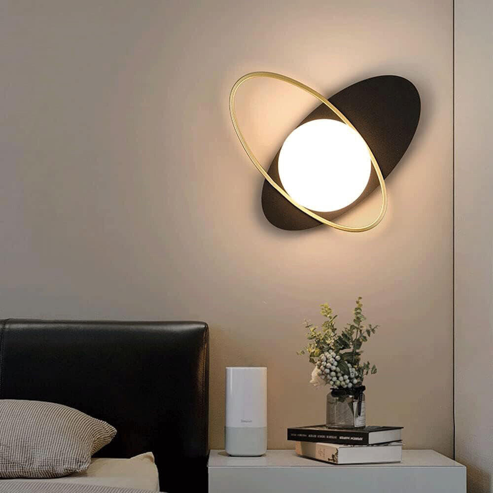 Applique LED da Parete con Attacco G9, Design Minimal, Metallo Nero e Oro, Sfera Acrilica Bianca opalina, Ideale per Camera da Letto, Soggiorno, Corridoio
