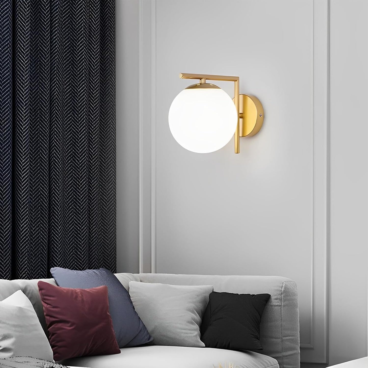 Applique da parete moderna in metallo satinato oro, paralume sfera in vetro opalino, attacco G9, lampadina non inclusa