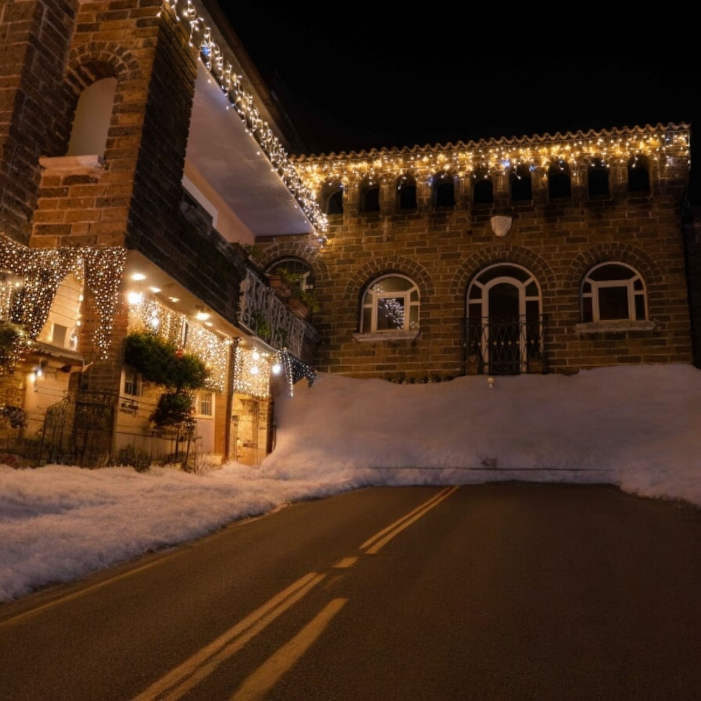 Tenda Luminosa Natalizia Stalattiti a LED 138 Luci Bianco freddo o Caldo + Flash Bianco Freddo per Interno ed Esterno IP44