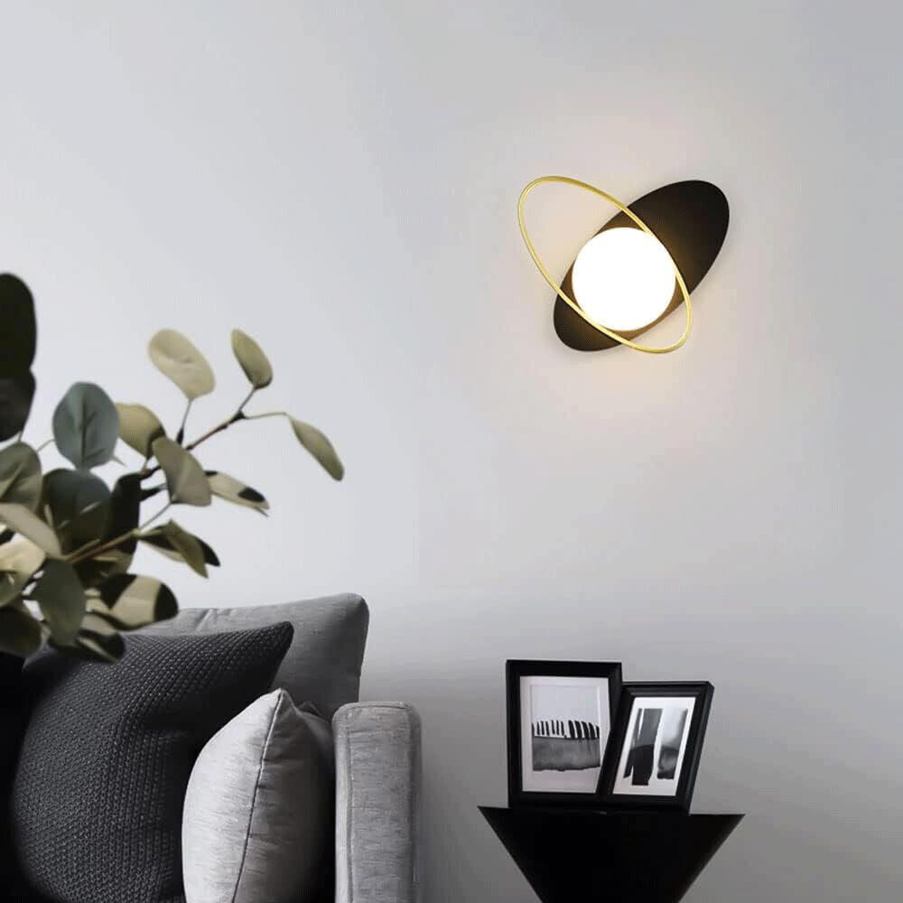 Applique LED da Parete con Attacco G9, Design Minimal, Metallo Nero e Oro, Sfera Acrilica Bianca opalina, Ideale per Camera da Letto, Soggiorno, Corridoio