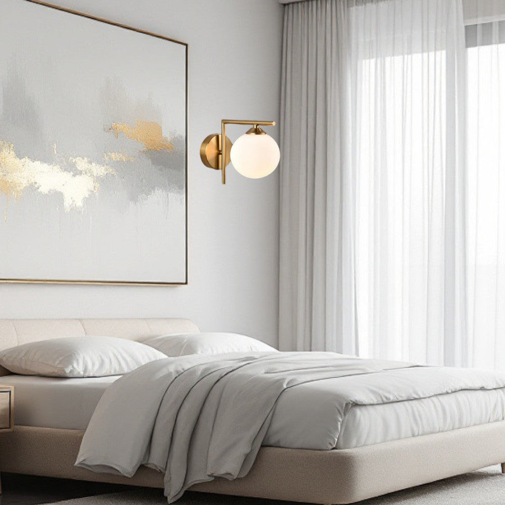 Applique da parete moderna in metallo satinato oro, paralume sfera in vetro opalino, attacco G9, lampadina non inclusa