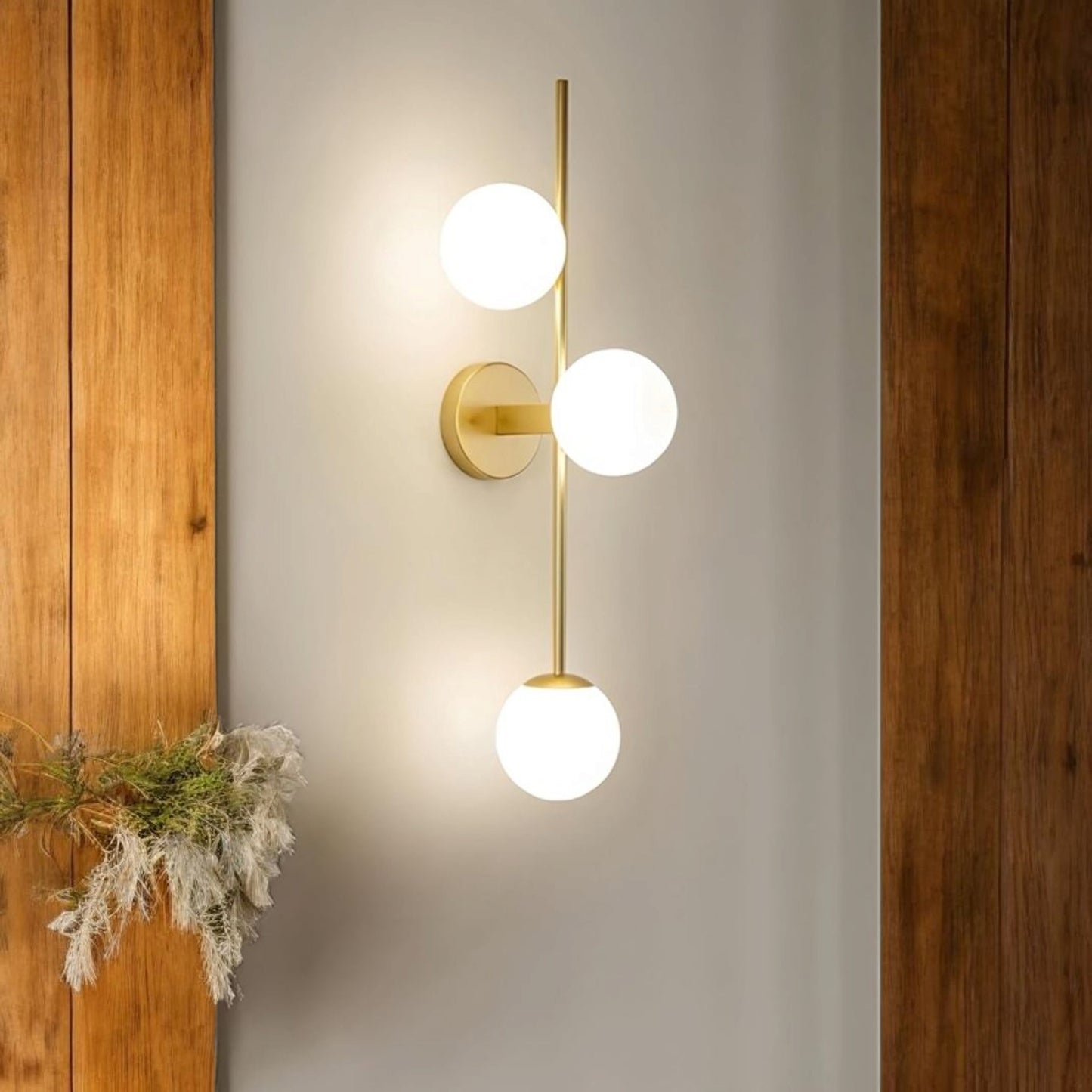 Applique da Parete Moderna, attacco G9, Struttura in Metallo Dorato e 3 Sfere in Vetro Bianco, Design Elegante Minimal per Interni, IP20